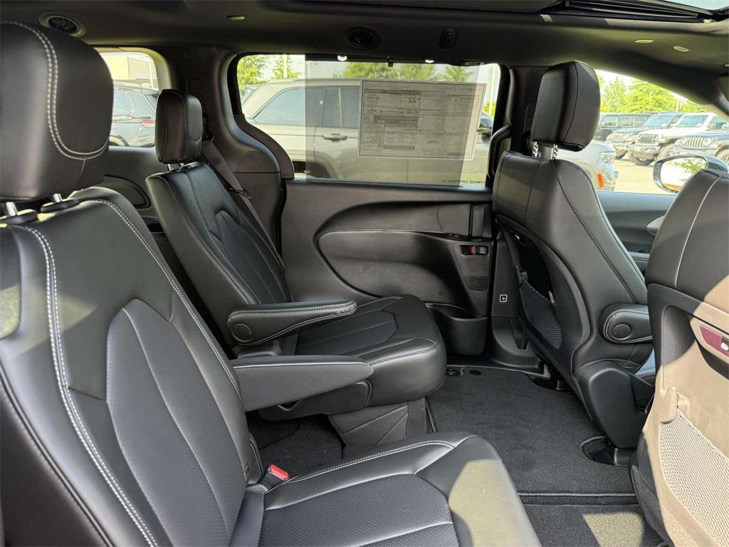 new 2025 Chrysler Pacifica car, priced at $40,486