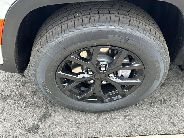 new 2025 Jeep Grand Cherokee car, priced at $39,905