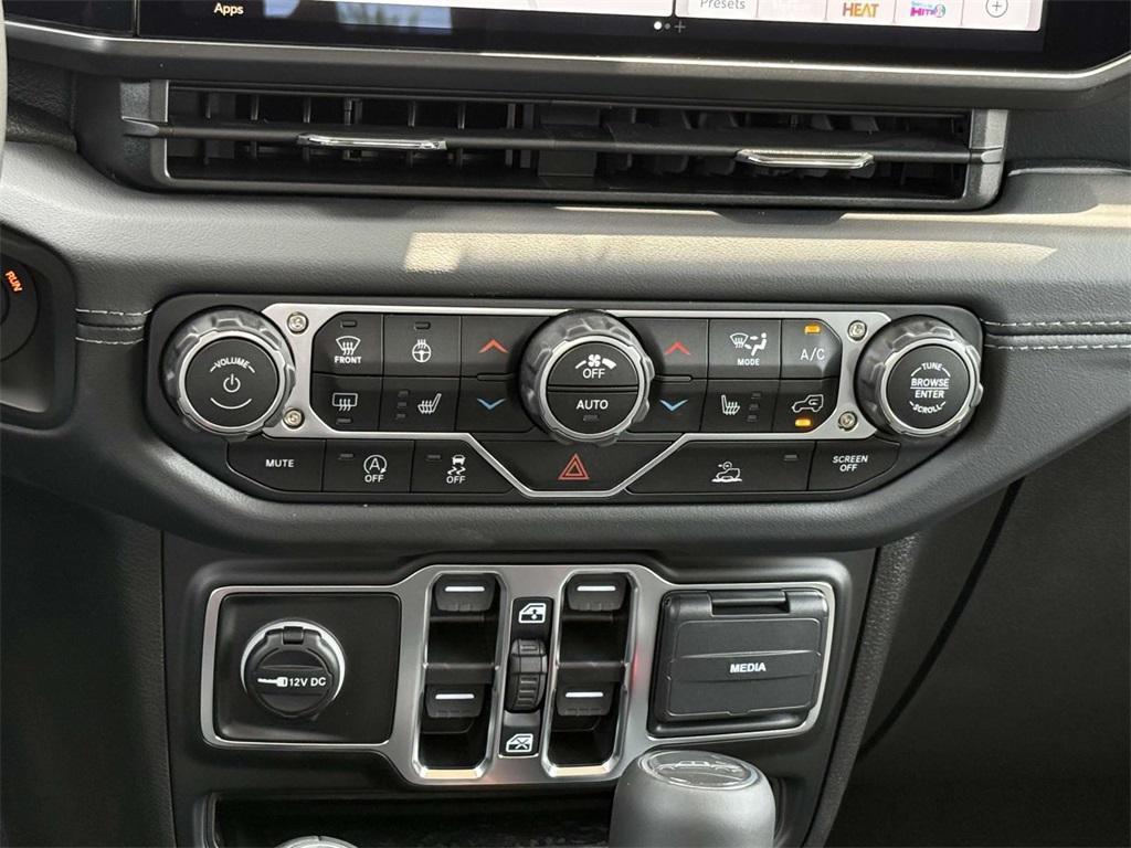 new 2025 Jeep Gladiator car, priced at $42,926