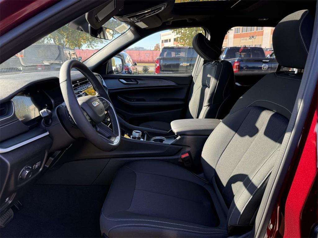 new 2025 Jeep Grand Cherokee car, priced at $37,399