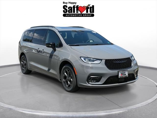 new 2025 Chrysler Pacifica Hybrid car, priced at $41,681