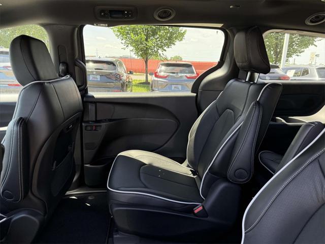 new 2025 Chrysler Pacifica Hybrid car, priced at $43,633