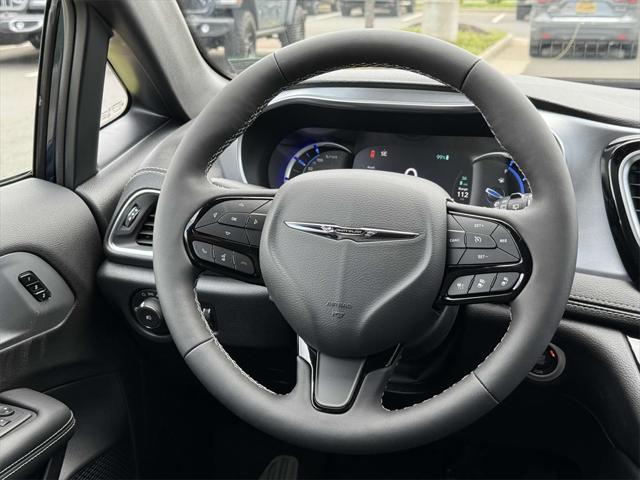 new 2025 Chrysler Pacifica Hybrid car, priced at $43,633