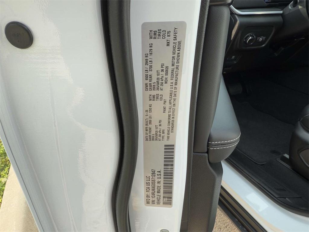 new 2025 Jeep Grand Cherokee L car, priced at $42,380