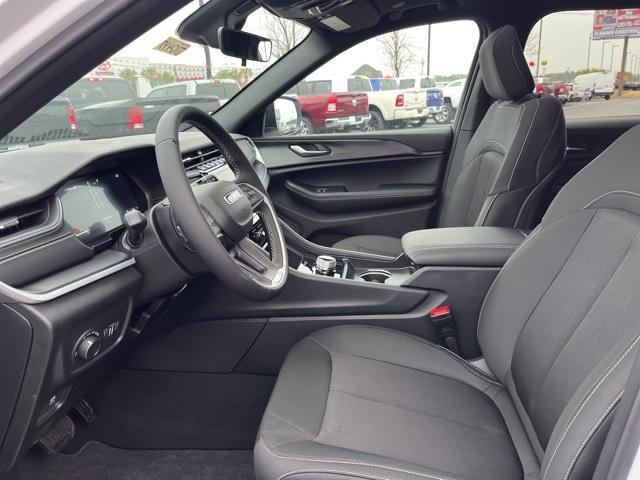 new 2025 Jeep Grand Cherokee car, priced at $37,080