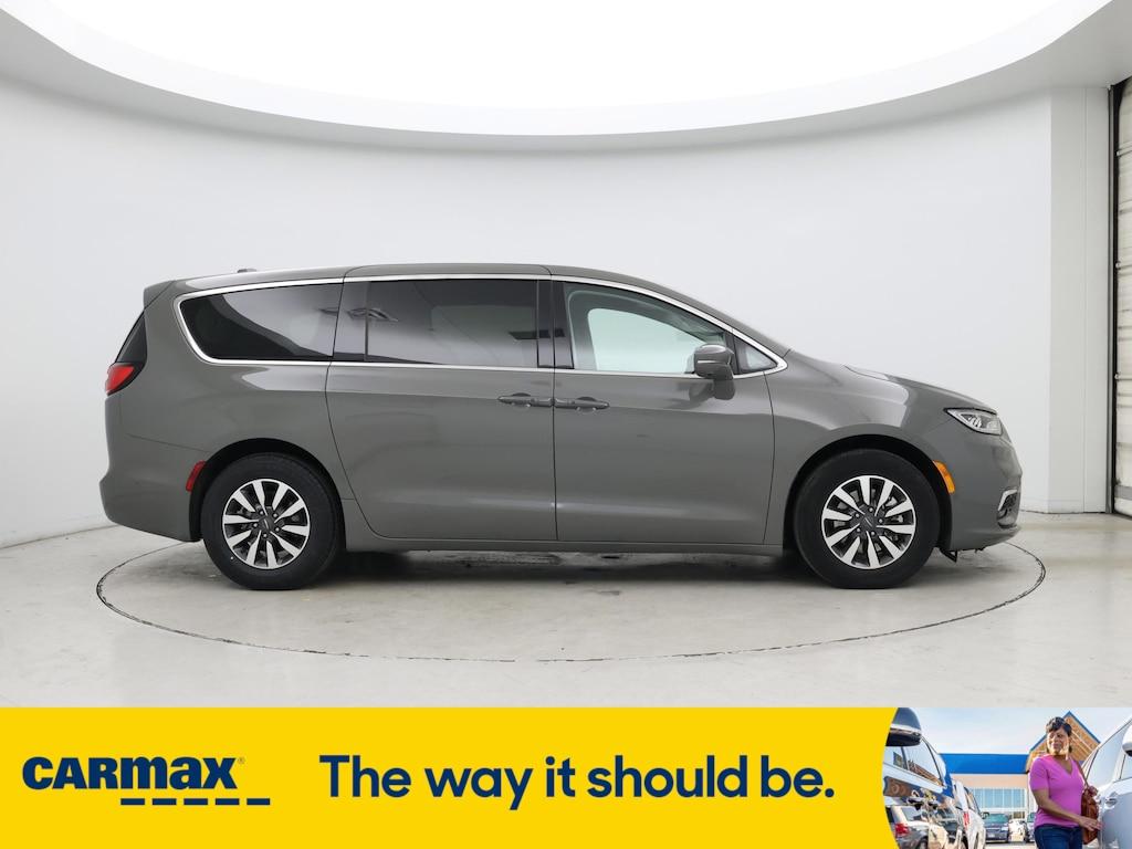 used 2022 Chrysler Pacifica Hybrid car, priced at $27,998