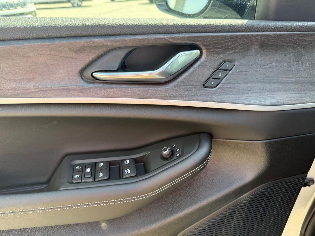 new 2025 Jeep Grand Cherokee car, priced at $50,759