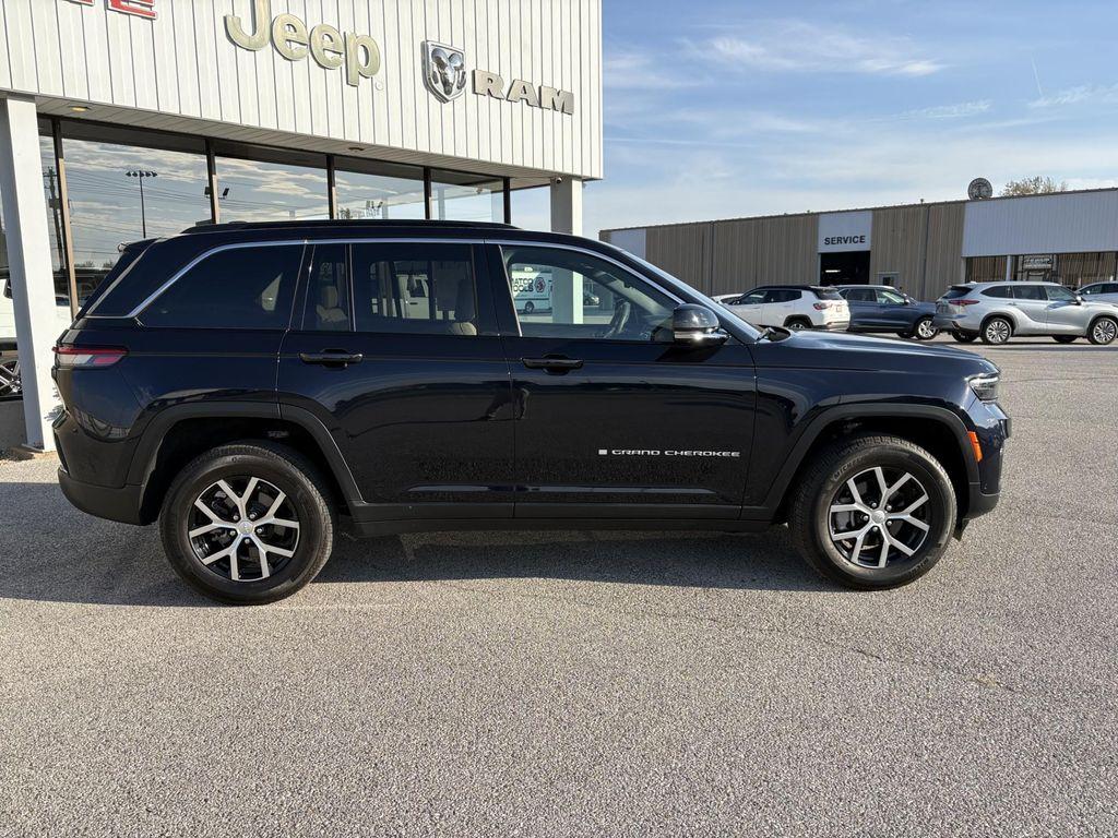 used 2024 Jeep Grand Cherokee car, priced at $39,989