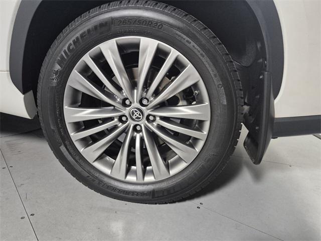 used 2021 Toyota Highlander Hybrid car, priced at $33,974