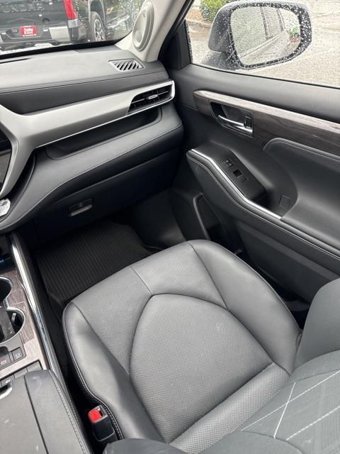 used 2022 Toyota Highlander Hybrid car, priced at $41,574