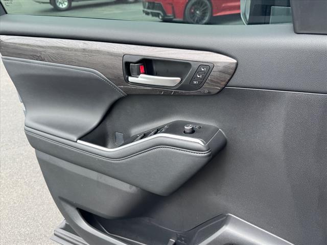 used 2023 Toyota Highlander car, priced at $46,997