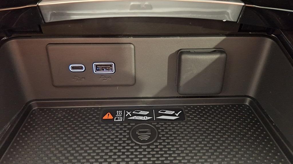 new 2025 Buick Envision car, priced at $37,999