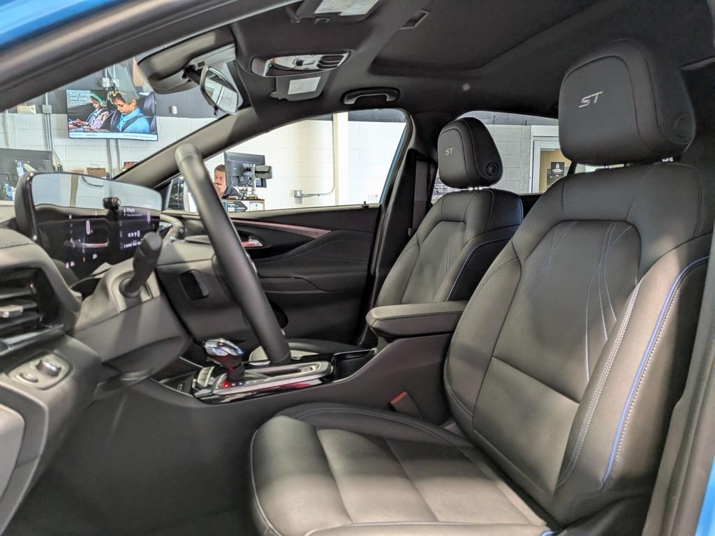 new 2025 Buick Envista car, priced at $27,366