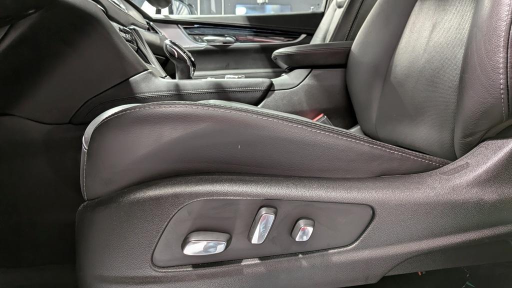 used 2025 Cadillac XT5 car, priced at $41,997