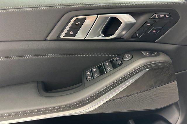 new 2026 BMW X7 car, priced at $100,075
