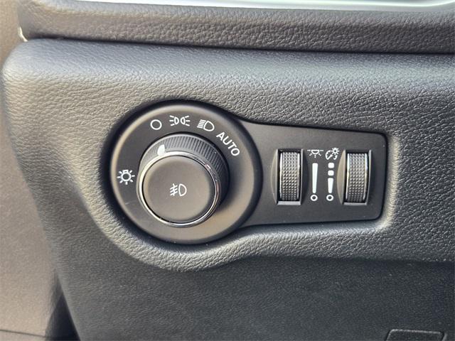 new 2025 Chrysler Pacifica car, priced at $47,626