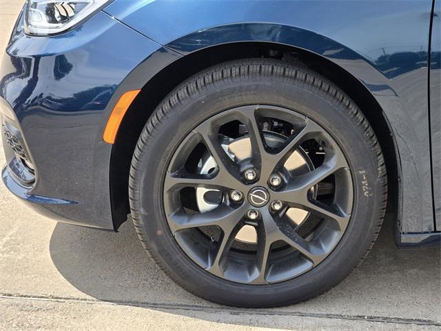 new 2025 Chrysler Pacifica car, priced at $47,626
