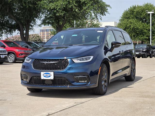 new 2025 Chrysler Pacifica car, priced at $47,626
