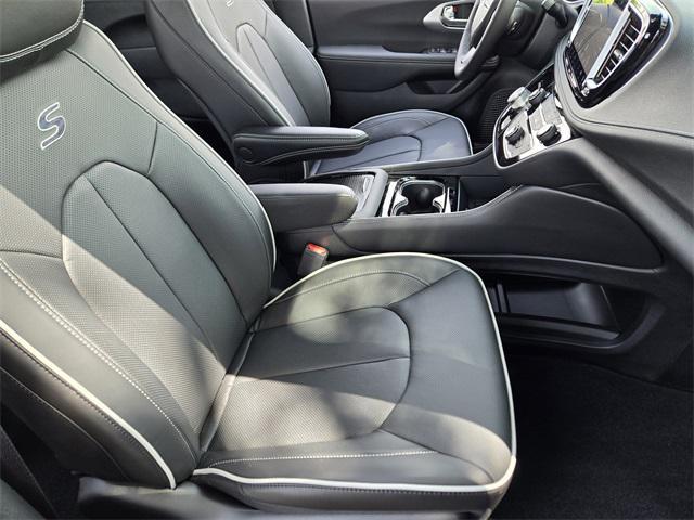 new 2025 Chrysler Pacifica car, priced at $47,626
