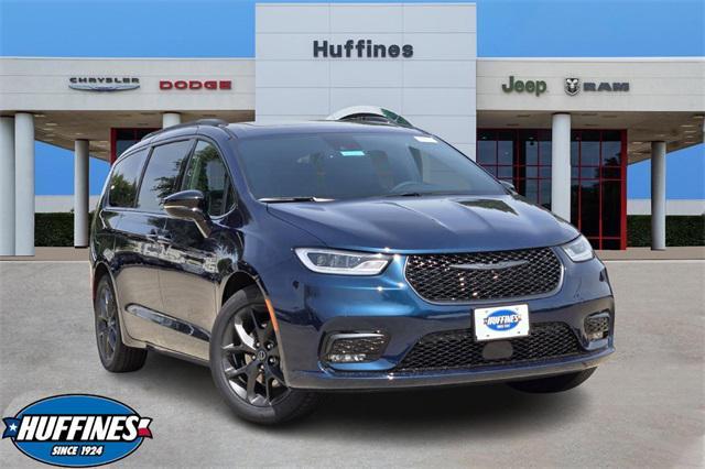 new 2025 Chrysler Pacifica car, priced at $47,626