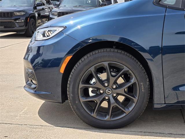 new 2025 Chrysler Pacifica car, priced at $47,626