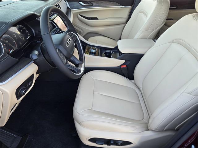 new 2025 Jeep Grand Cherokee car, priced at $40,900