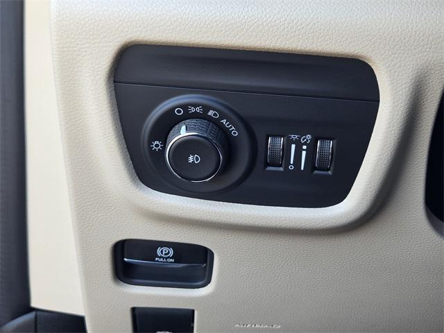 new 2025 Jeep Grand Cherokee car, priced at $40,900