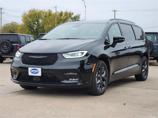 new 2025 Chrysler Pacifica car, priced at $52,545