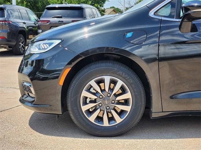 used 2022 Chrysler Pacifica Hybrid car, priced at $25,627