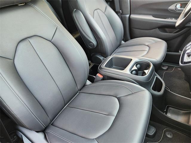 new 2025 Chrysler Pacifica car, priced at $43,970