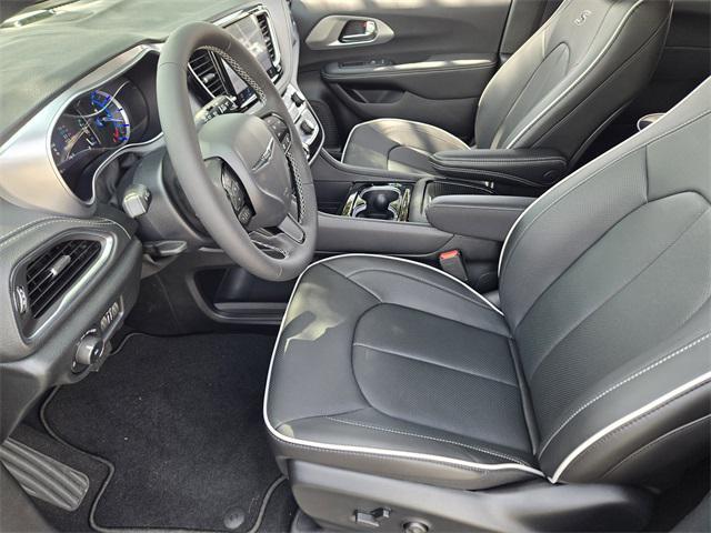 new 2025 Chrysler Pacifica Hybrid car, priced at $53,756