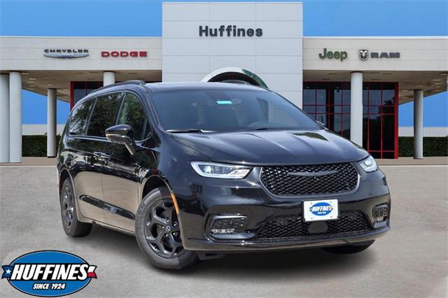 new 2025 Chrysler Pacifica Hybrid car, priced at $53,756