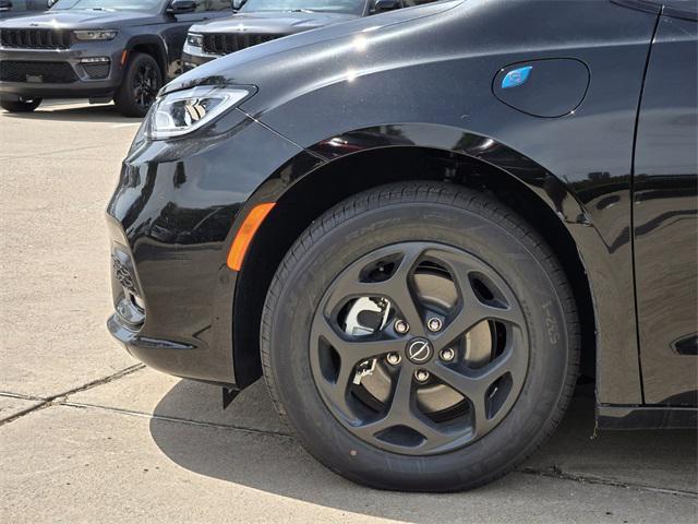new 2025 Chrysler Pacifica Hybrid car, priced at $53,756