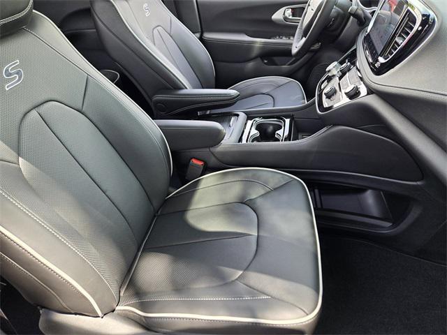new 2025 Chrysler Pacifica Hybrid car, priced at $53,756