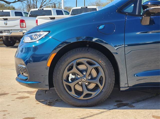 new 2025 Chrysler Pacifica Hybrid car, priced at $50,364