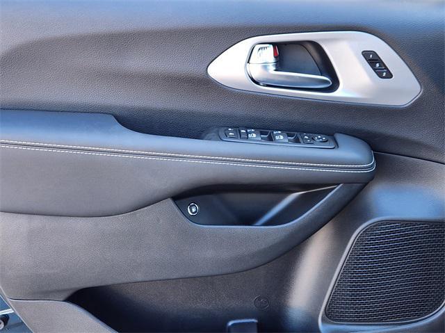 new 2025 Chrysler Pacifica Hybrid car, priced at $50,364