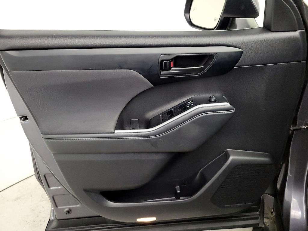 used 2022 Toyota Highlander Hybrid car, priced at $33,998