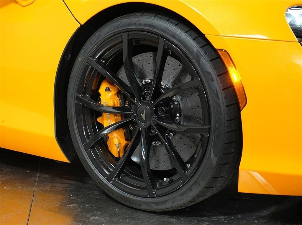 new 2025 McLaren Artura car, priced at $386,828
