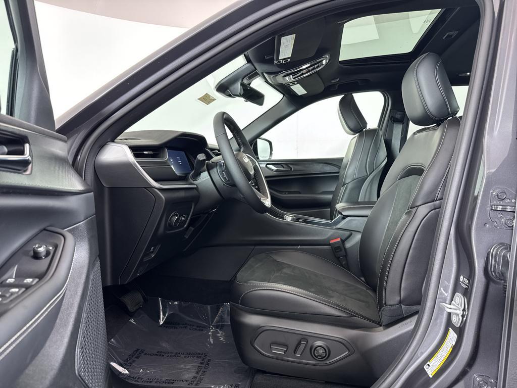 new 2025 Jeep Grand Cherokee car, priced at $43,375