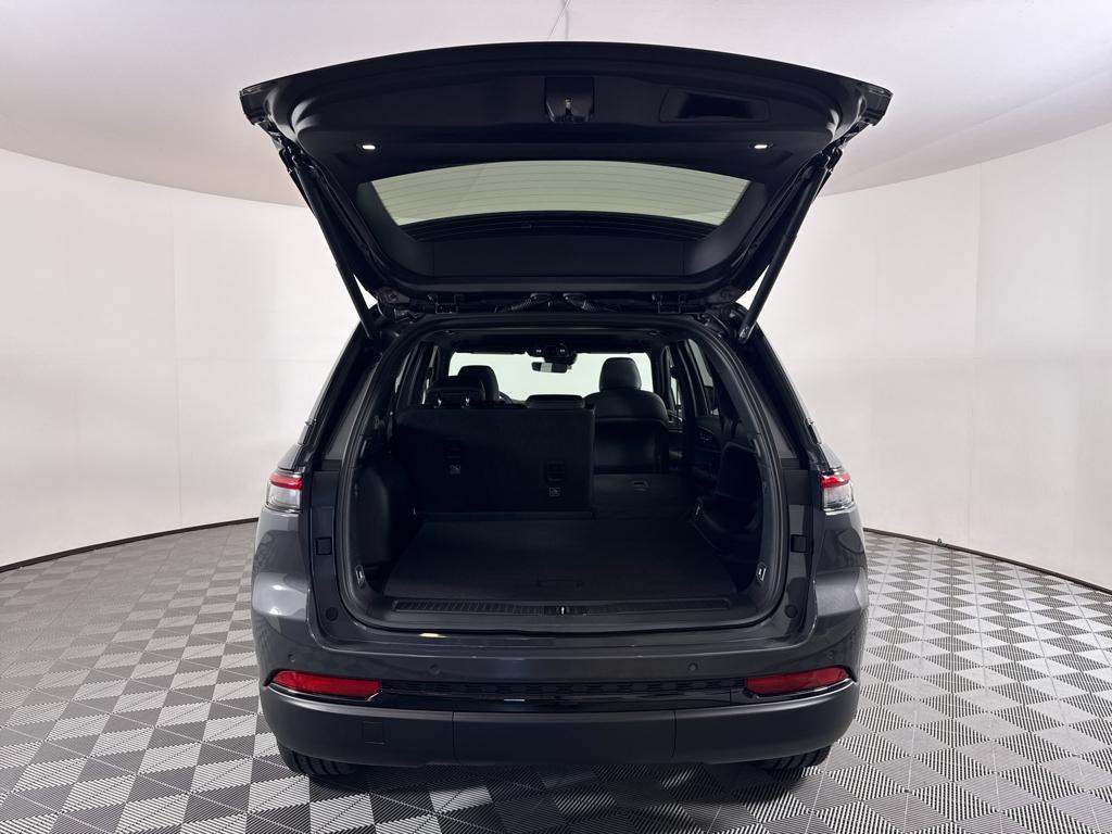 new 2025 Jeep Grand Cherokee car, priced at $43,375