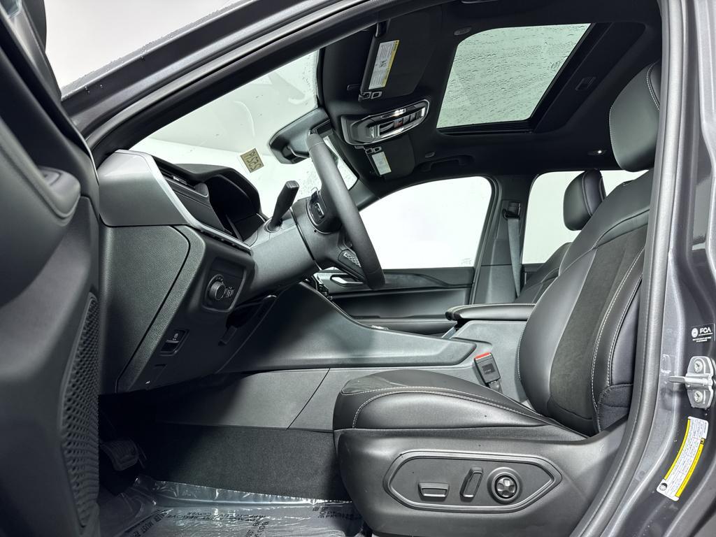 new 2025 Jeep Grand Cherokee car, priced at $41,730