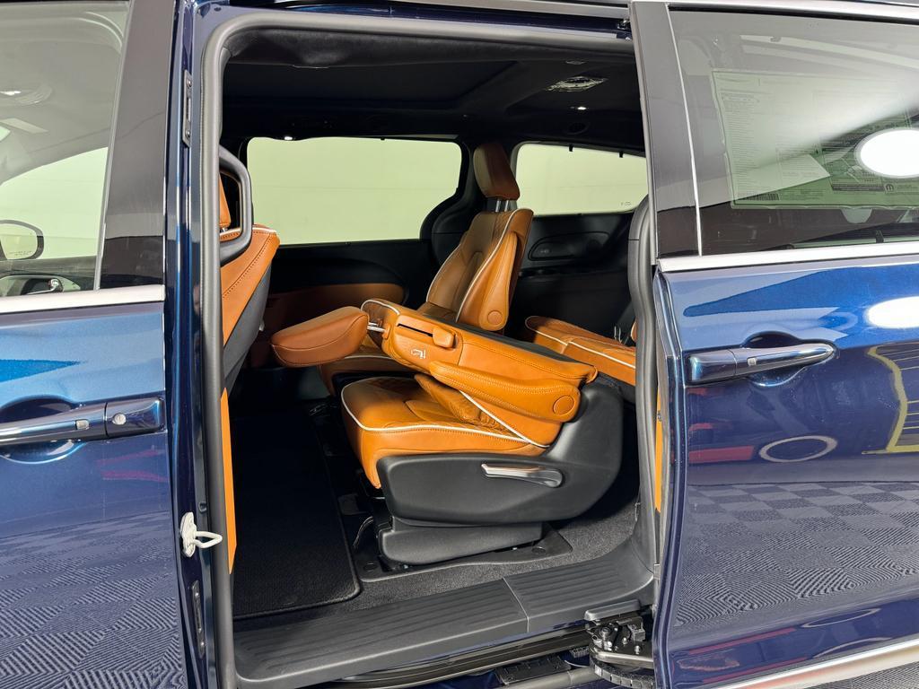 new 2025 Chrysler Pacifica Hybrid car, priced at $54,475