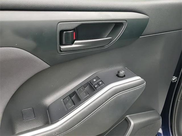 used 2022 Toyota Highlander car, priced at $25,227