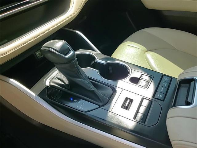 used 2022 Toyota Highlander car, priced at $33,161