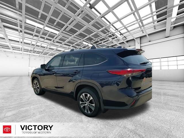 used 2022 Toyota Highlander car, priced at $33,161