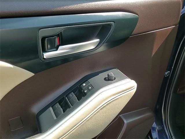 used 2022 Toyota Highlander car, priced at $33,161