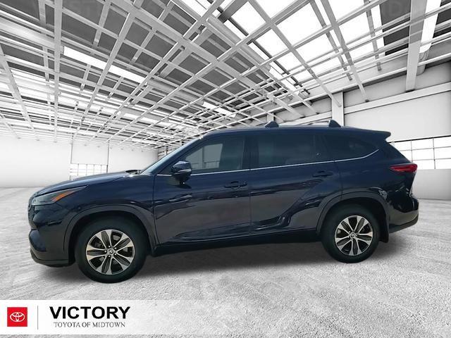 used 2022 Toyota Highlander car, priced at $33,161