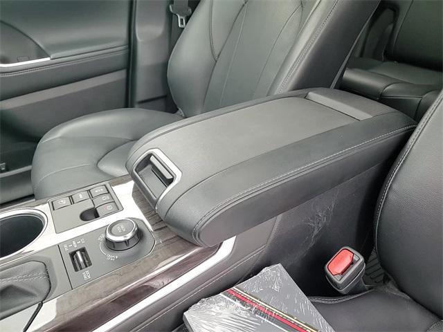 used 2024 Toyota Highlander car, priced at $42,891