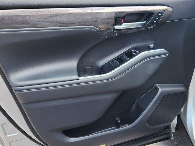 used 2022 Toyota Highlander Hybrid car, priced at $45,999