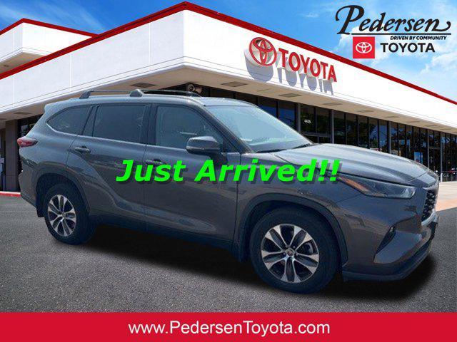 used 2022 Toyota Highlander car, priced at $38,300